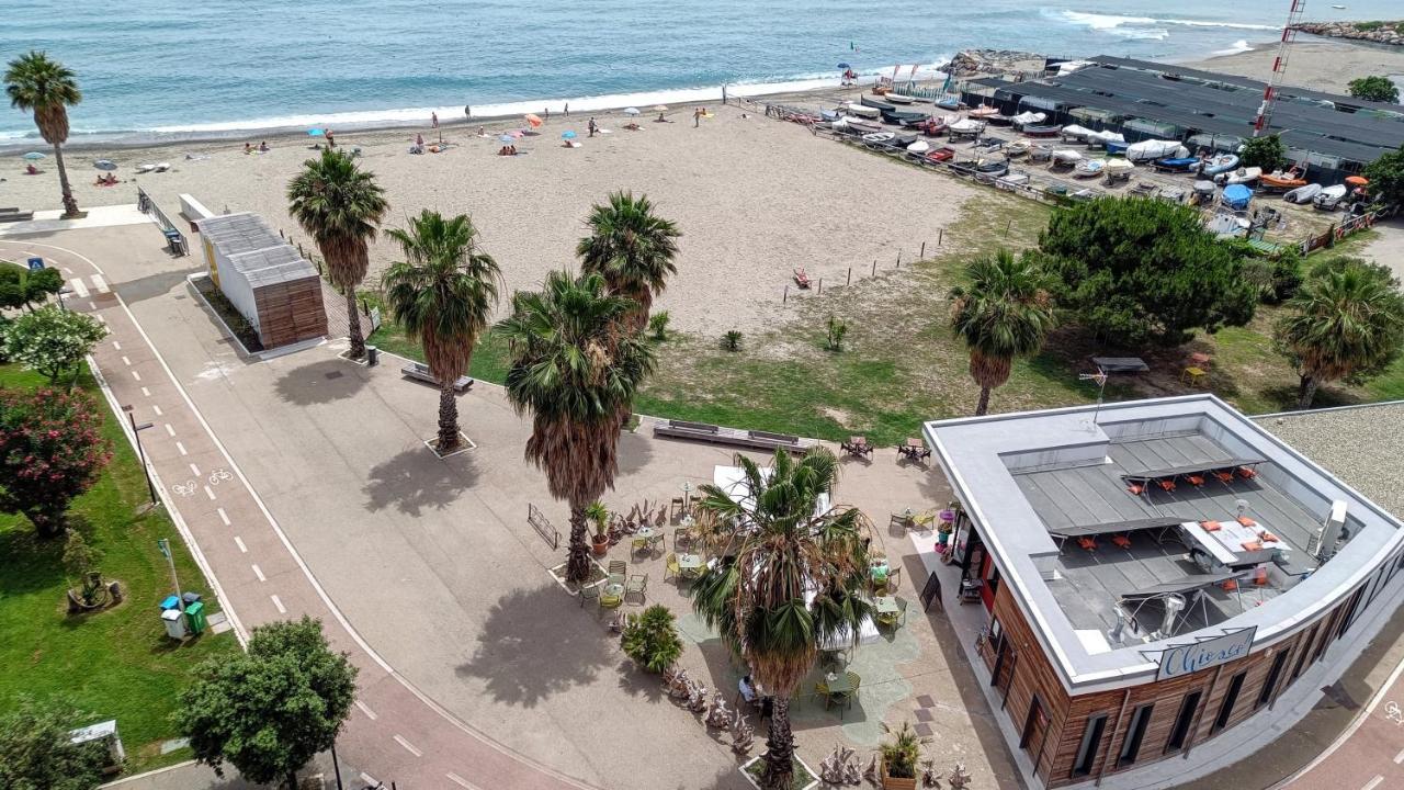 Maremare, Really On The Beach, With Private Parking Савона Экстерьер фото